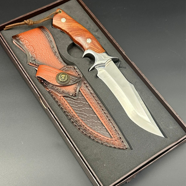 Масивен и тежък ловен нож DER HUNT 18685, стомана 5CR13MOV, дръжка от червено сандалово дърво, кожена кания